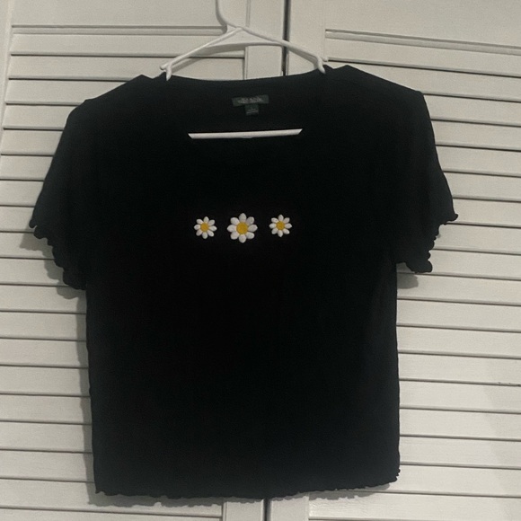 WILD FABLE • Black Daisy Embroidered Lettuce Hem Y2K Crop Top - Picture 1 of 5